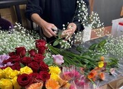 生産された花をアレンジしている様子
